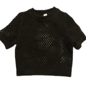 Oanvänd topp - Helt oanvänd (tvättad en gång) utan defekter topp i svart med nät vibbar. Snygg med bikini eller bralette under. Men har inte passat in med min stil tyvärr🙏 Ställ gärna frågor❤️