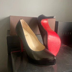 Christian Louboutin hög klackar - Hej! Säljer mina Christian Louboutin klackar då de ej kommer till användning! Dessa är inköpta i london och endast använda 5-6 gånger! Inget og medföljer! Nypris: runt 10000kr! Mitt pris:2500kr!
