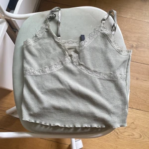 Linne  - Superfint linne från h&m   Den är i gått skick har inte använt mycket 