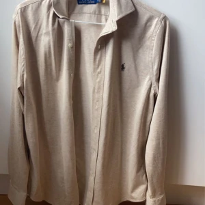 Ralph lauren skjorta  - Tja! Säljer nu min ralph lauren skjorta i storlek S. Den är i väldigt sparsamt skick då jag knappt har använt den. Vid frågor är det bara att höra av sig! 