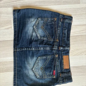 Lågmidjad kort jeanskjol - Vintage jeanskjol från only. Superfin och i bra skick!! Skriv för mått eller andra funderingar 💖💖