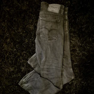 Live's jeans - Säljer dessa live's jeans. Storleken är 30-30. Modellen på jeansen är 511. 8/10 skick och har inge fel på dom. Vid mista lilla fråga skriv till mig👍