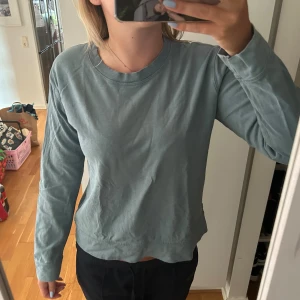 Långärmad tröja från Zara - Långärmad tröja från Zara. Använd men i bra skick. Köparen står för frakten 💕💕