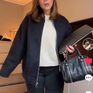 Bomber jacka  - Säljer denna populära bomberjackan från Zara i storlek S. Knappt använd 💕