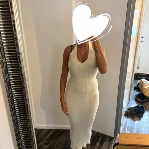 Beige klänning - Använd en gång. Superfin klänning från vero moda för ca 2 år sedan