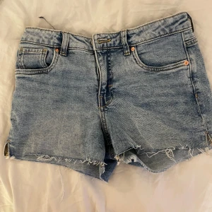 Jeans shorts  - Jätte fina blå jeans shorts som tyvärr är för små💕