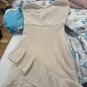 Helt ny klänning - En klänning som är liten i storlek. Helt oanvänd pågrund av att den är för liten. Kostar 180kr online, säljer för 95kr. Pris kan diskuteras vid köp