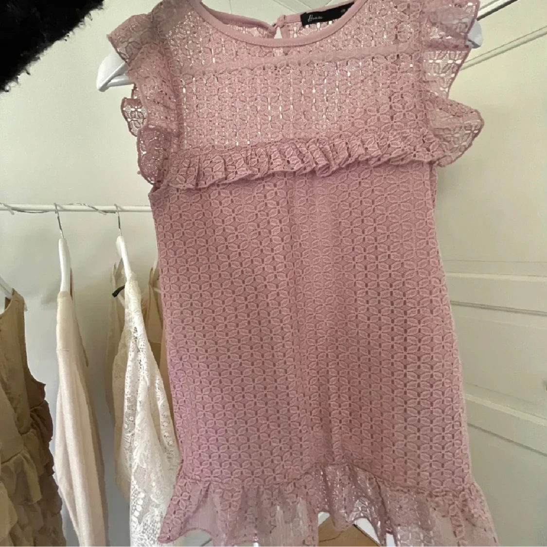 Ljusrosa spetsklänning från H&M - 90