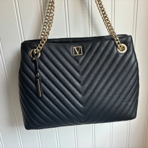 Victoria Secret väska - Säljer en Victoria Secret väska som jag köpt för ca 2 år sedan, den är använd men finns inga fläckar, repor eller defekter. Fler bilder kan skickas och priset kan diskuteras.