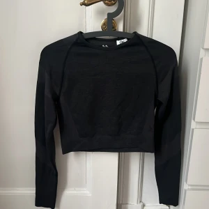 Svart croppad tröja från 157 - Säljer en svart croppad tröja från 157. Den är i storlek XS/S och har långa ärmar. Perfekt för både träning och vardagsbruk. Tröjan är i bra skick och väldigt bekväm att ha på sig. Passar perfekt till höst och vår!