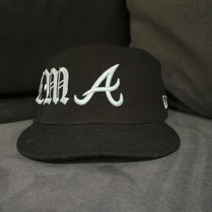 New era keps ”DEEM” - En näst intill oanvänd new era keps med deem text på sidan. Ny pris 1500-2000, 7 1/8 som är den vanligaste storleken som passar nästan alla, vid fler frågor är det bara att skriva