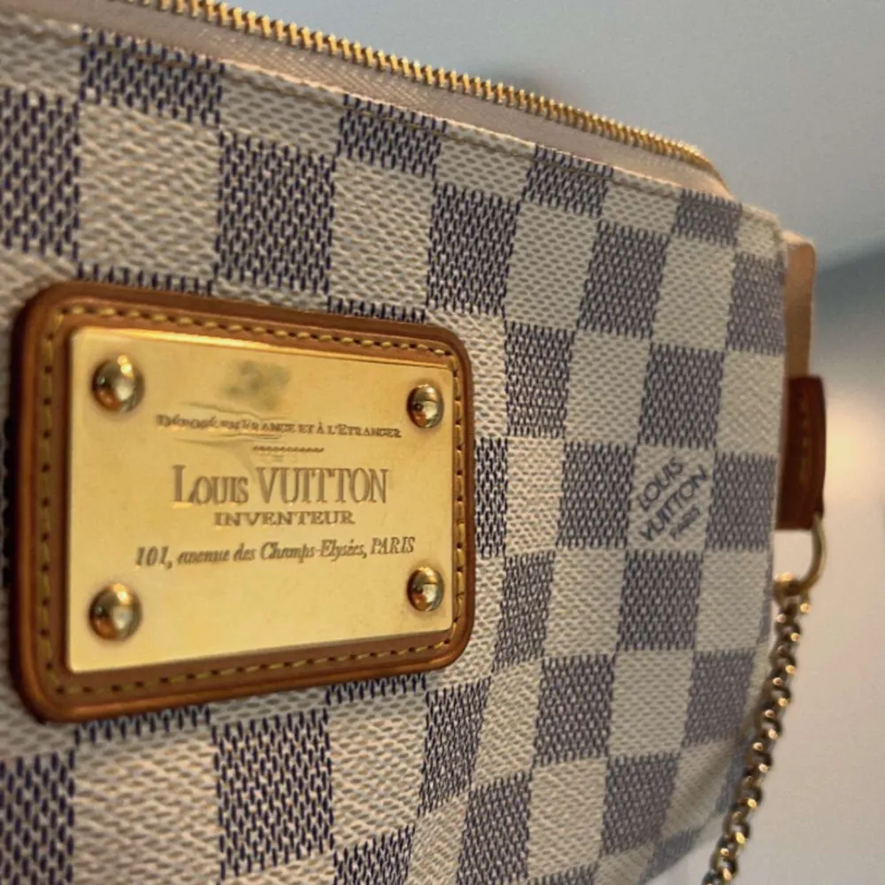  Jag säljer min Louis Vuitton Väska pågrund av att den bara ligger och inte används. Jag har totalt använt väskan ett fåtal gånger så den är i nytt skick då jag vart väldigt försiktig med den. Kan fraktas men även mötas upp runt Göteborg. . Väskor.