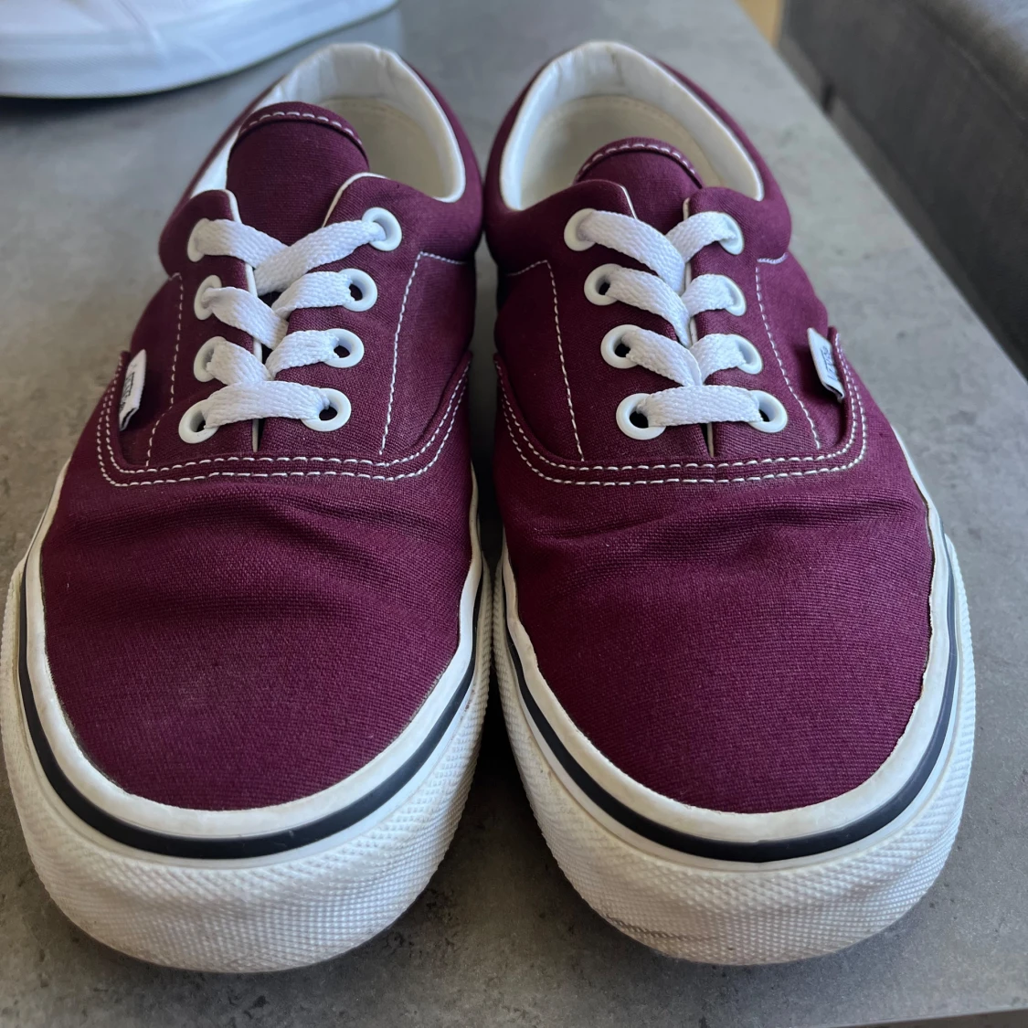 Vinröda sneakers från Vans