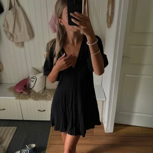 Svart klänning - Säljer denna svarta klänningen från hm. Aldeig använd!!!❤️