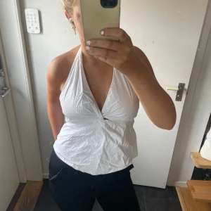 halterneck topp - säljer denna tröja från zara för att den inte kommer till användning längre !💞köptes för 2 år sen och använts 2 gånger annars bara legat i min garderob  inga defekter förutom lite skrynklig men kan stryka innan den skickas iväg! 