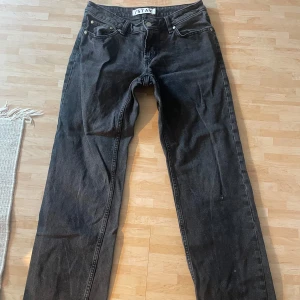 Low waist baggy jeans  - Dom är är använda men i väldigt bra skick dom är köpta för 800kr men jag säljer dom för 400kr 