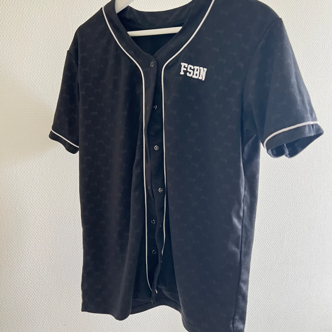 Svart kortärmad tröja från FSBN - 90