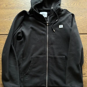 Les deux hoodie - En svart hoodie med full-zip ifrån Les deux. Storlek L. Väldigt fint skick!