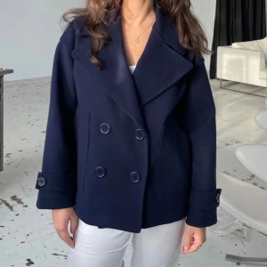 Design by si jacka - Säljer denna design by si jacka i färgen Navy. Nästintill oanvänd, säljer för 550 kr. Originalpris 757 kr. I storlek XS/S