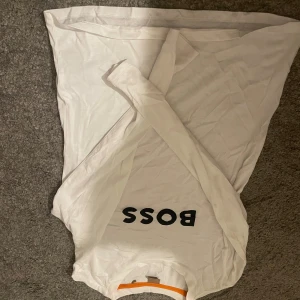 boss tröja  - aldrig använd  kom med bud 