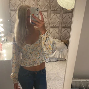 Blommig topp - Superfin blommig topp från bikbok, köpte i våras men kommer tyvärr inte till användning!🌸  Helt oanvänd men lappen är bortdragen.