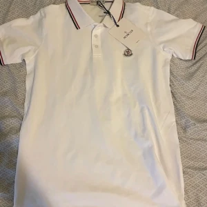 Moncler piké  - Helt ny  Köpt för 3499  Strl M Priset ej hugget i sten (först till kvarn)