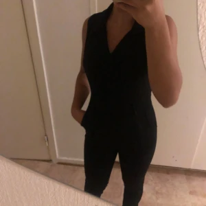 Svart långbyxdress - Svart lång v-ringad byxdress Perfekt skick , Skriv för frågor och fler bilder 