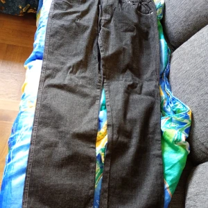 Dam jeans svarta stl 24 resår i midjan. - Helt nya och oanvända svarta dam jeans stl 24.med resår i midjan.