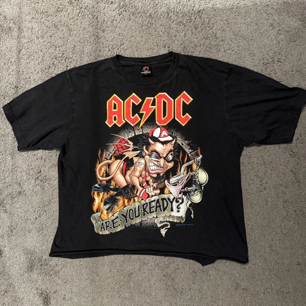 AC⚡️DC Are You Ready? T-shirt🤘🏽 Från Albumet: The Razor Edge -90 (Tryck fram och baksida) Size: XL (Avklippt i längd, passform som en oversized M) Skick: Riktigt bra förutom avklippningen. Årtal: 2007 Märke: Hero Buff Pris: 199kr Köparen står för frakt. T-shirts.