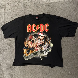 AC/DC  T-Shirt - AC⚡️DC Are You Ready? T-shirt🤘🏽 Från Albumet: The Razor Edge -90 (Tryck fram och baksida) Size: XL (Avklippt i längd, passform som en oversized M) Skick: Riktigt bra förutom avklippningen. Årtal: 2007 Märke: Hero Buff Pris: 199kr Köparen står för frakt