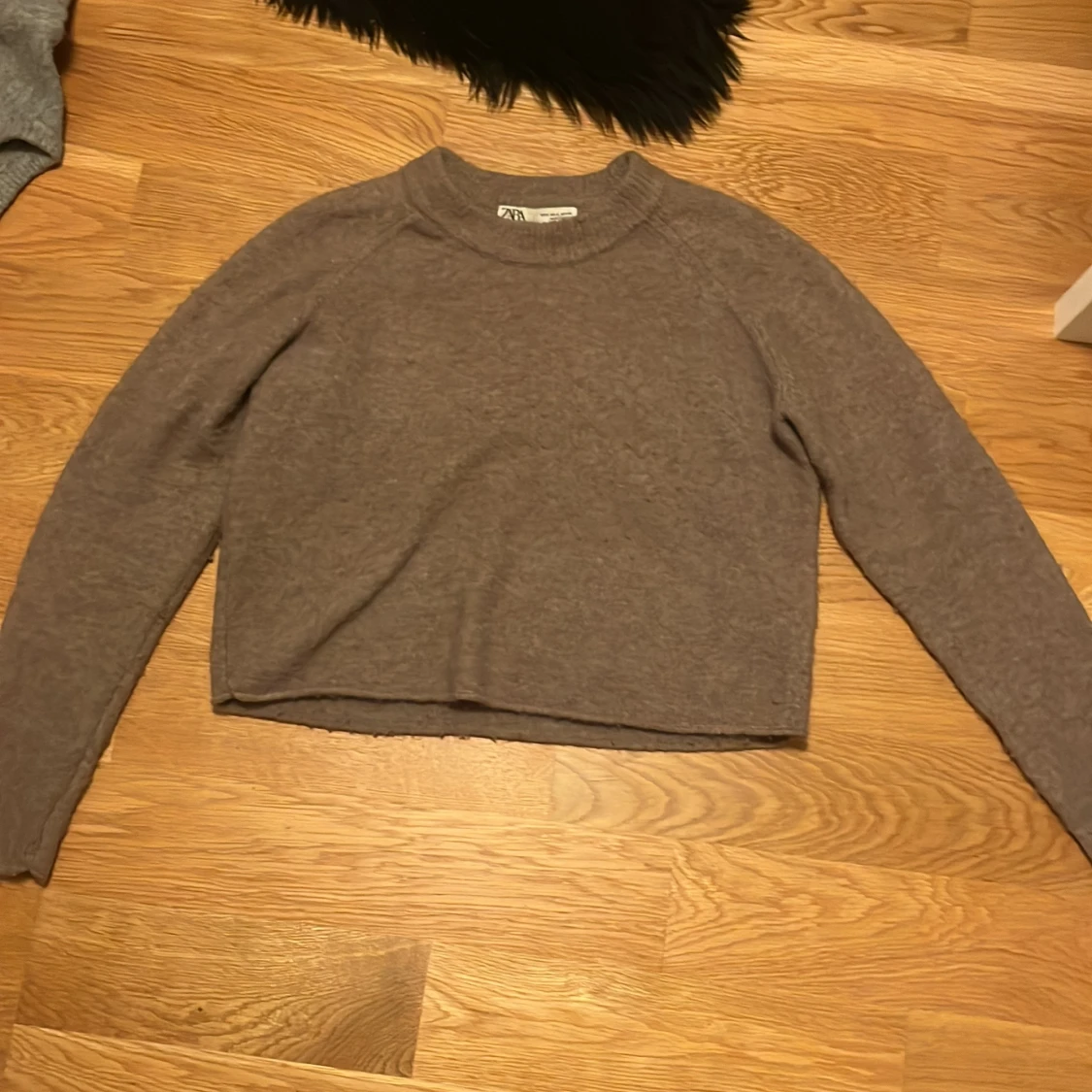 Grå croppad tröja från Zara