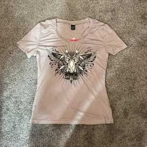 Beige t-shirt med fjärilsmotiv från Shein - grå/beige tröja från shein som aldrig används och prislapparna sitter kvar, alltså ny skick. Pris går att diskutera och fråga på allt ni undrar💕