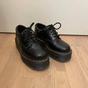 Dr. Martens 8053 Quad - Jätte fina Dr. Marten skor, men tyvärr passade inte mig så bra. Har använt 1-2 gånger