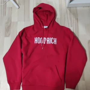 Röd hoodie från Hoodrich - Säljer en röd hoodie från Hoodrich i storlek S. Säljer eftersom den inte kommer till användning. Helt nyskick! 💞