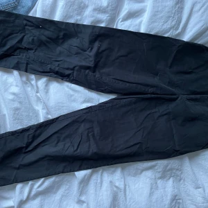 Kostymbyxor - Kostymbyxor/chinos material från bikbok Hög midja Bra skick men har en fläck  Korta på mig som är 173cm