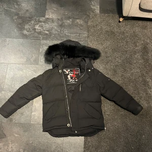 Moose knuckles Jacka  - Skick 9,5/10. Väldigt bra skick inga hål eller slitningar. Vita pälsen till luvan skickas även med. Perfekt till hösten och vintern. Priset är inte hugget i Sten så kom med bud om de inte passar.