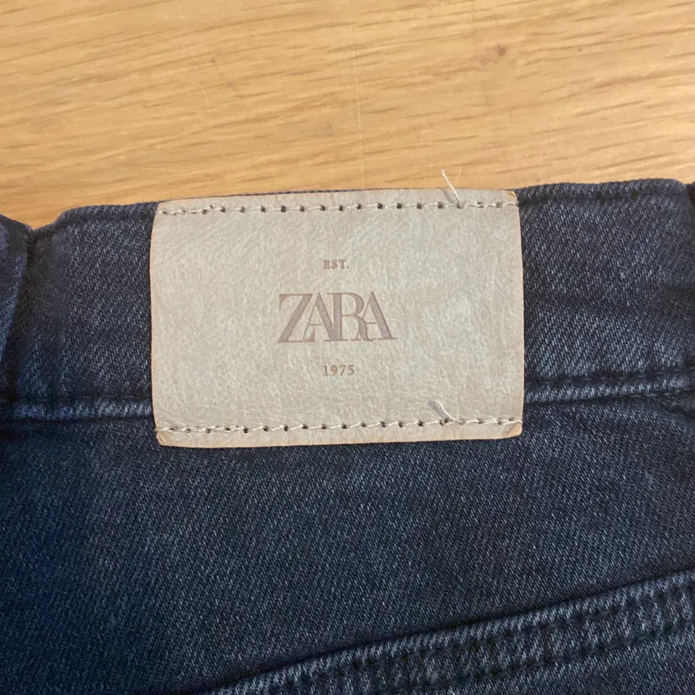 Säljer ett par svarta bootcut jeans från Zara i storlek 13-14 år (164 cm). Jeansen är i nyskick och har en snygg passform med en lätt utsvängd bootcut-stil. Perfekta för både vardag och fest!. Jeans & Byxor.