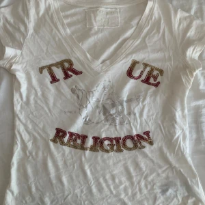 True religion t shirt - Sjukt snygg och unik tröja från true religion. Den är äkta men har tyvärr inte kvar lappen. Säljer pga lite för stor, står XS men uppfattar den som S-M.