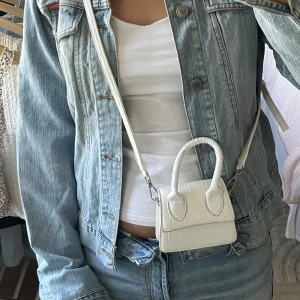 liten gullig väska - super söt väska köpt från sellpy, inga synliga defekter! Använd 1 gång och är i bra skick. Säljer då den är i minsta laget för mig💓