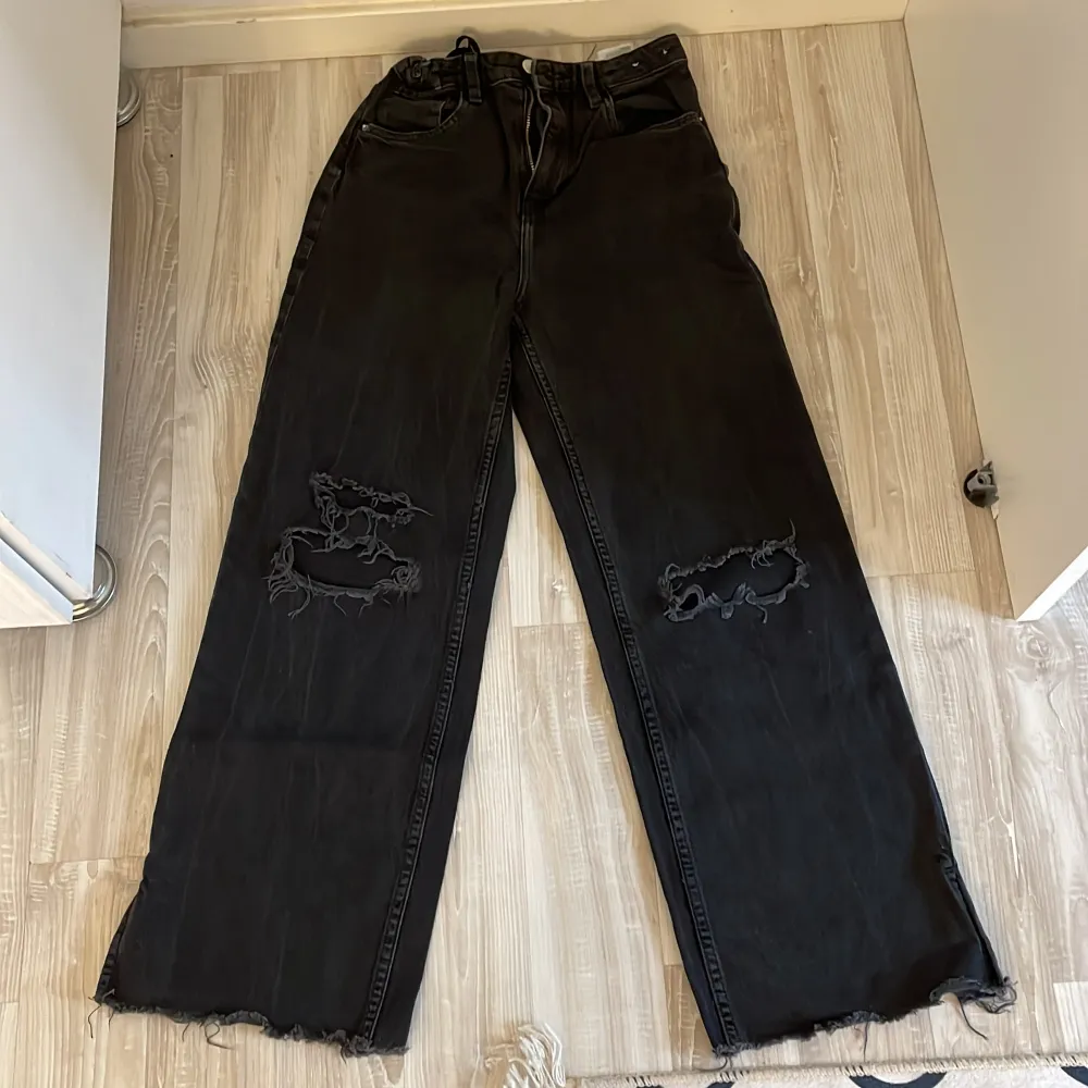 Storlek 152, svart, baggy, ript up style  Hög midja . Jeans & Byxor.