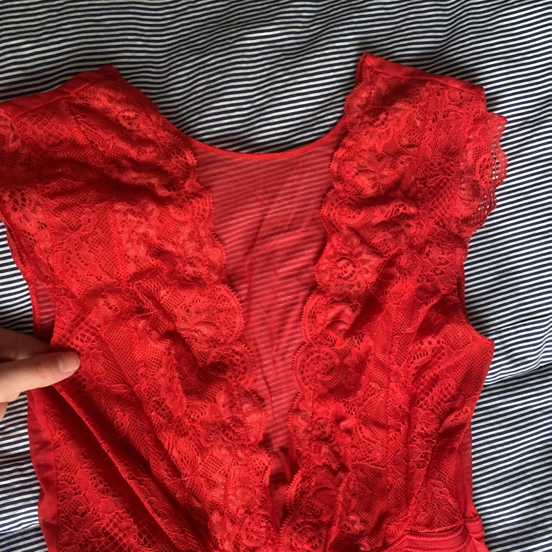 Röd spetsbody string 