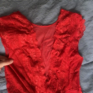 Röd spetsbody string  - Mycket fin röd spetsbody från Pieces Djup V-ringad rygg & string  Strl S ✨