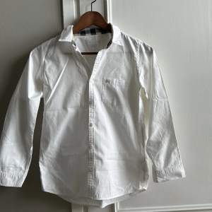 Vit burrberry skjorta i kan storlek 12 år/ 152 cm, Bra skick knappt använd