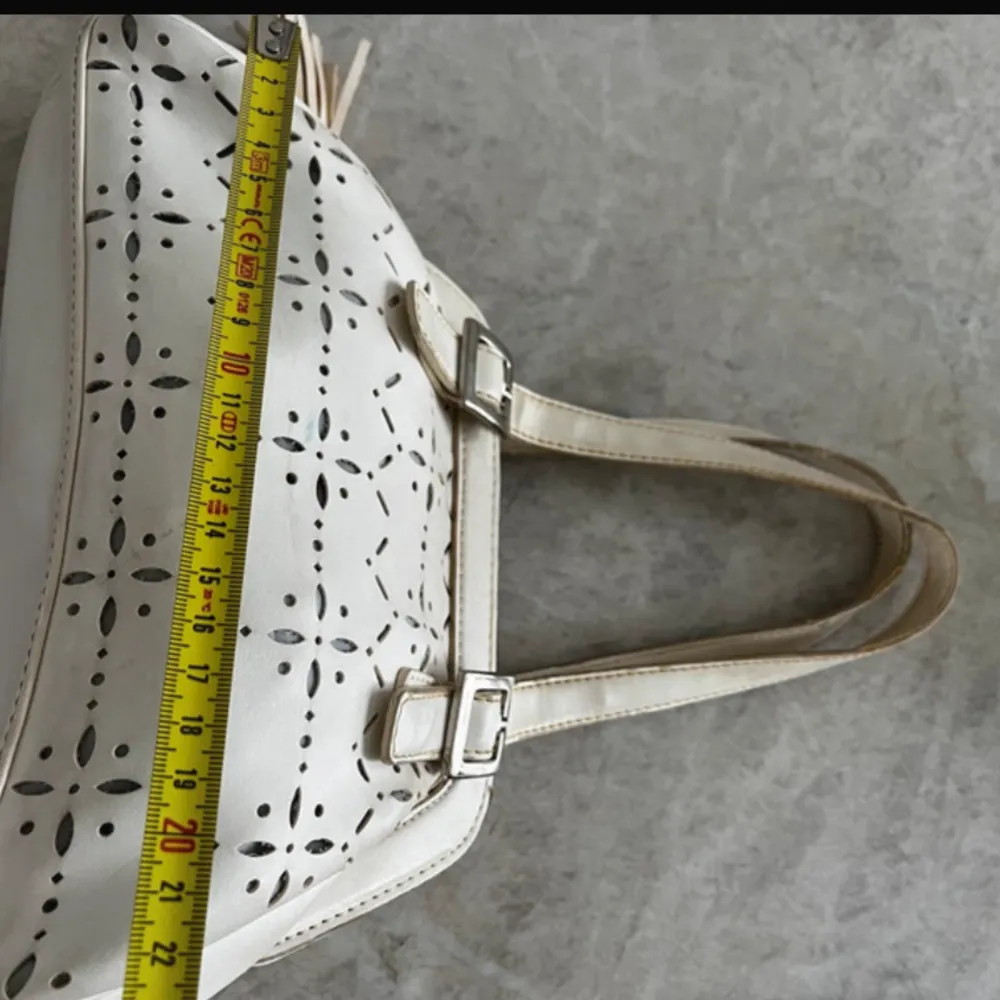A vintage geometric style women hand bag in off white. Perfect size for daily use and lots of room for phone, keys, make up and wallet. There are some minor discolouration hence the low price. The bag exterior is faux leather. Väskor.