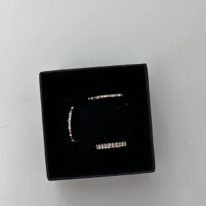 Ringar - Jättefina silvriga ringar med stenar!! Använda få gånger och de är i olika storlekar!! 