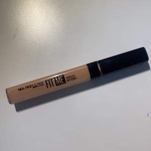 Oanvänd fit me concealer i färg 10💓 Super bra concealer men har slutat använda concealer så ingen mening att ha kvar! Har aldrig använts så helt ny💓 Skriv vid frågor 