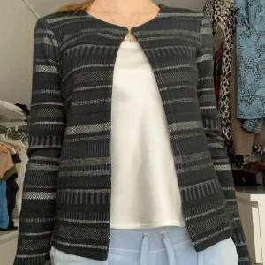 Söt kofta - Säljer denna så söta kofta med knäppnig där uppe💗storlek xs men passar även s💗