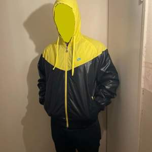 Nike hoodie  Svart och gul  Skick 8 av 10  Storlek XL (L) 