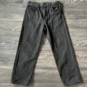 Weekday galaxy loose jeans - Jätte fina och bra byxor. Köpta här på Plick men dom passade tyvärr inte. Dem är bara lite söndriga på båda benen vid hälen men annars är dom som nya. Vid snabb affär kan jag gärna gå ner i pris👍