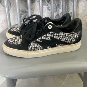 Zadig et volataire skor  - Säljer mina Zadig skor!!🥰(knappt anvädna)säljer då de  är för stor storlek för mig ,ny pris 2900kr